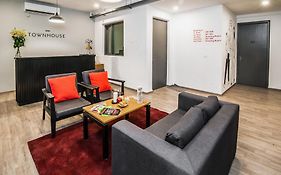 Super Townhouse Galleria Market Near Golf Course Road